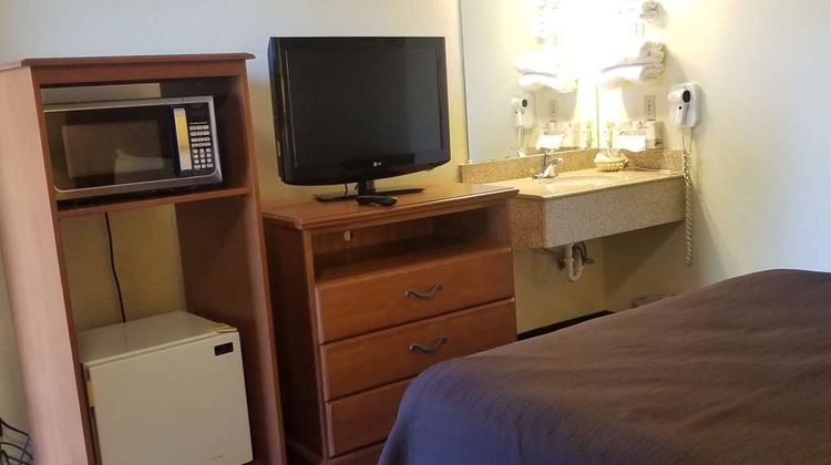 Super 8 by Wyndham Vancouver East Room