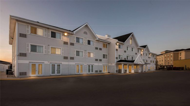 <b>Travelodge Suites by Wyndham Regina Exterior</b>. Images powered by <a href="https://iceportal.shijigroup.com/" title="IcePortal" target="_blank">IcePortal</a>.