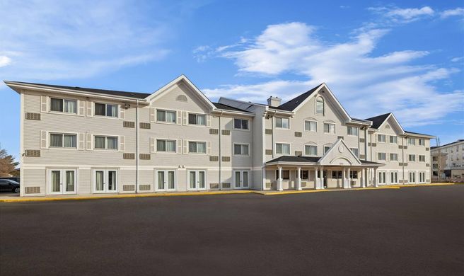 Travelodge Suites by Wyndham Regina Exterior