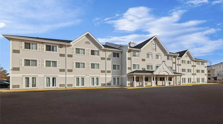 Travelodge Suites by Wyndham Regina Exterior
