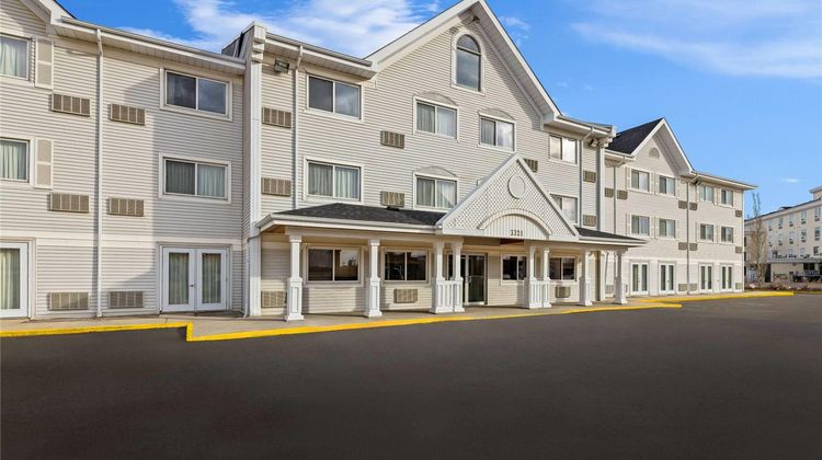 Travelodge Suites by Wyndham Regina Exterior