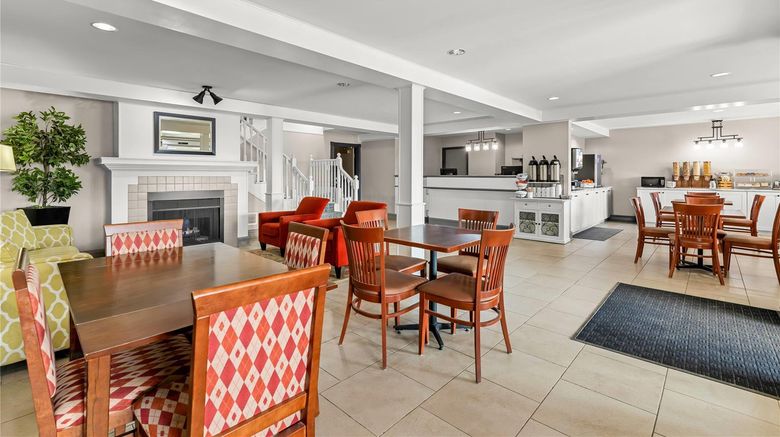 <b>Travelodge Suites by Wyndham Regina Lobby</b>. Images powered by <a href="https://iceportal.shijigroup.com/" title="IcePortal" target="_blank">IcePortal</a>.