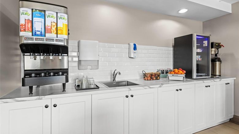 <b>Travelodge Suites by Wyndham Regina Restaurant</b>. Images powered by <a href="https://iceportal.shijigroup.com/" title="IcePortal" target="_blank">IcePortal</a>.