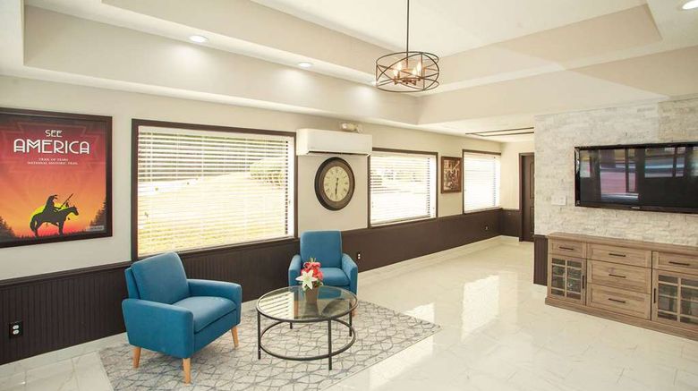 <b>Travelodge by Wyndham Macon West Lobby</b>. Images powered by <a href="https://iceportal.shijigroup.com/" title="IcePortal" target="_blank">IcePortal</a>.