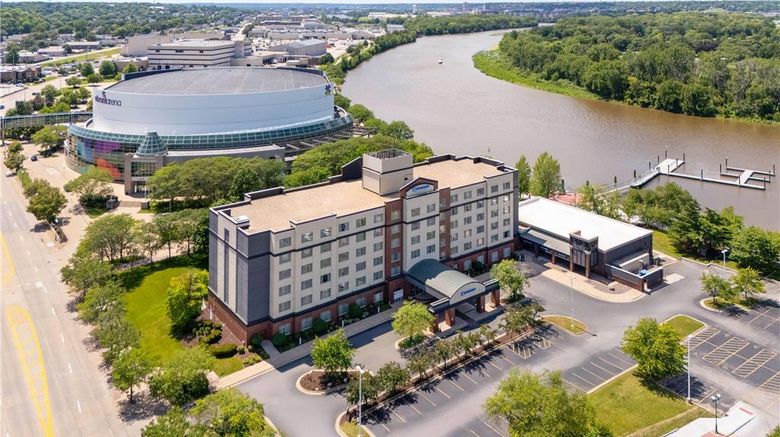 <b>Wyndham Moline on John Deere Commons Exterior</b>. Images powered by <a href="https://iceportal.shijigroup.com/" title="IcePortal" target="_blank">IcePortal</a>.