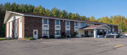Travelodge by Wyndham Merrill Exterior