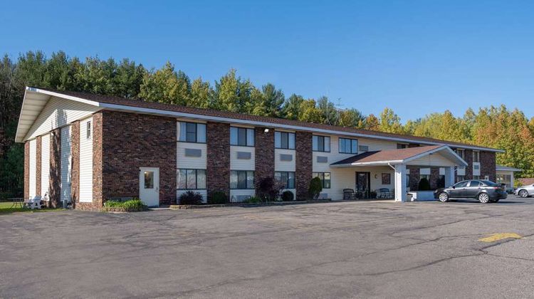 Travelodge by Wyndham Merrill Exterior