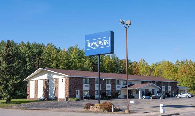 Travelodge by Wyndham Merrill Exterior