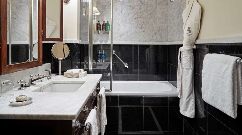 <b>Hotel la Tremoille Room</b>. Images powered by <a href="https://iceportal.shijigroup.com/" title="IcePortal" target="_blank">IcePortal</a>.