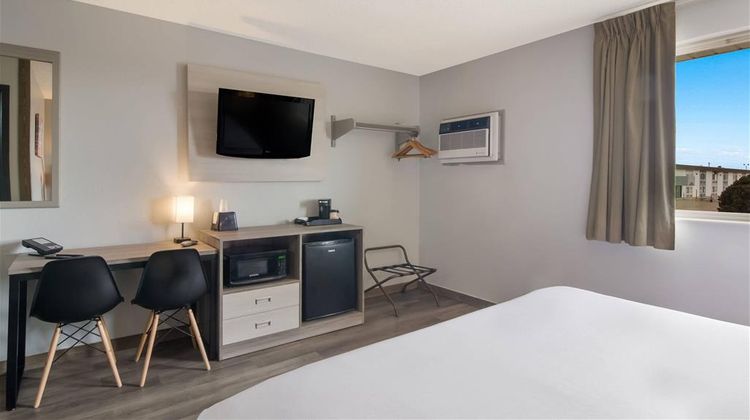 Econo Lodge Room