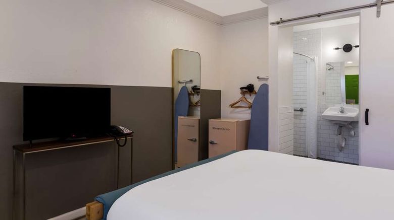 <b>Signature Inn Oakland Room</b>. Images powered by <a href="https://iceportal.shijigroup.com/" title="IcePortal" target="_blank">IcePortal</a>.