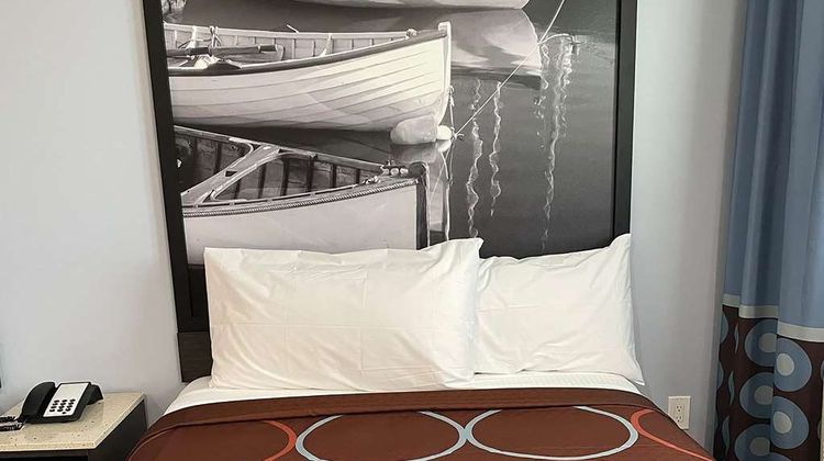 Super 8 by Wyndham Lindenhurst Room