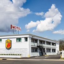 Super 8 by Wyndham Lindenhurst