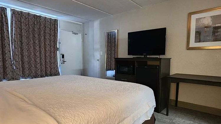 Travelodge by Wyndham Kingsland Room