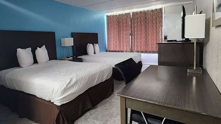 Travelodge by Wyndham Kingsland Room