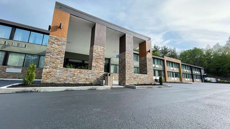 <b>Wingate by Wyndham Lake George Exterior</b>. Images powered by <a href="https://iceportal.shijigroup.com/" title="IcePortal" target="_blank">IcePortal</a>.