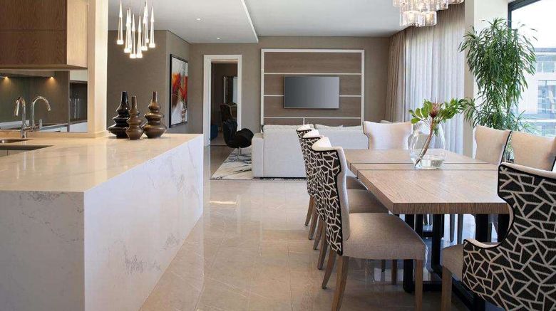 <b>The Houghton Hotel Suite</b>. Images powered by <a href="https://iceportal.shijigroup.com/" title="IcePortal" target="_blank">IcePortal</a>.
