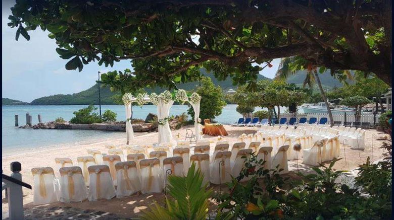 <b>Catamaran Hotel Suite</b>. Images powered by <a href="https://iceportal.shijigroup.com/" title="IcePortal" target="_blank">IcePortal</a>.