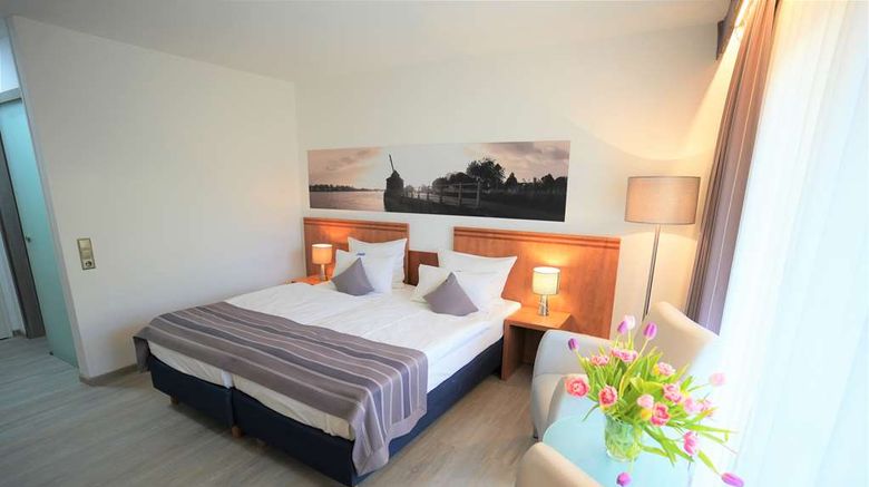 <b>Parkhotel Sonnenberg Room</b>. Images powered by <a href="https://iceportal.shijigroup.com/" title="IcePortal" target="_blank">IcePortal</a>.
