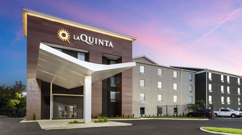 <b>La Quinta Inn & Suites Memphis I-240 Exterior</b>. Images powered by <a href="https://iceportal.shijigroup.com/" title="IcePortal" target="_blank">IcePortal</a>.