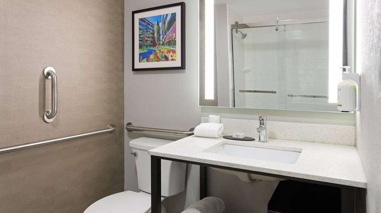 La Quinta Inn & Suites Memphis I-240 Room