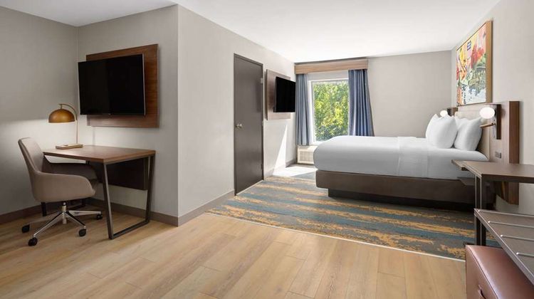 La Quinta Inn & Suites Memphis I-240 Room