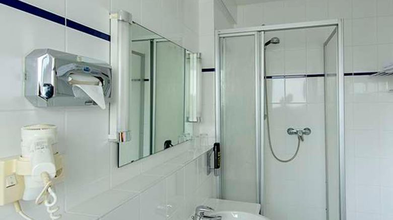 <b>Hotel Minerva Room</b>. Images powered by <a href="https://iceportal.shijigroup.com/" title="IcePortal" target="_blank">IcePortal</a>.
