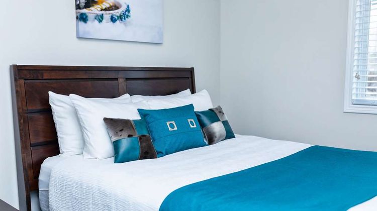 Royal Inn & Suites Suite