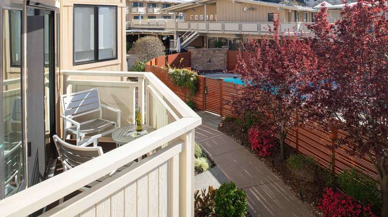 <b>Lodge at Tiburon Room</b>. Images powered by <a href="https://iceportal.shijigroup.com/" title="IcePortal" target="_blank">IcePortal</a>.