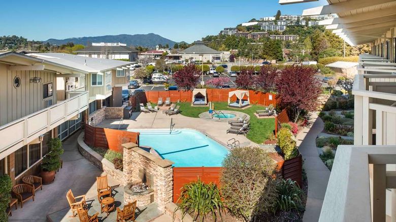 <b>Lodge at Tiburon Pool</b>. Images powered by <a href="https://iceportal.shijigroup.com/" title="IcePortal" target="_blank">IcePortal</a>.