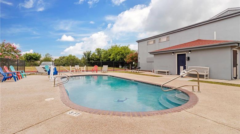 <b>Quality Inn & Suites Fiesta Park Pool</b>. Images powered by <a href="https://iceportal.shijigroup.com/" title="IcePortal" target="_blank">IcePortal</a>.