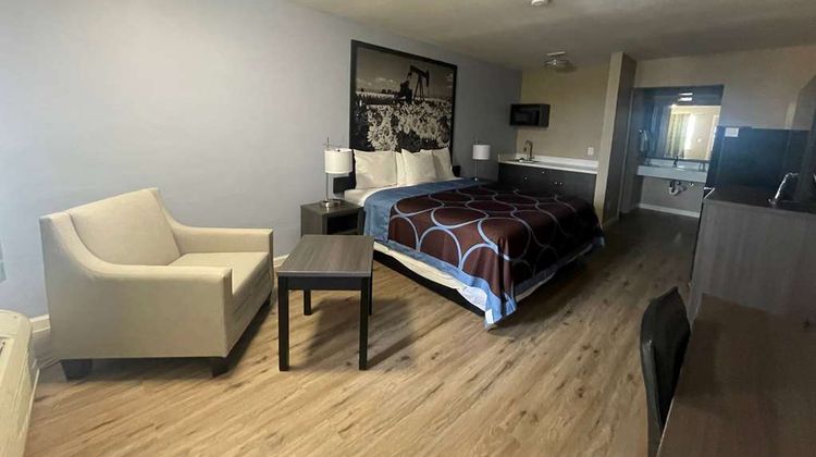 Super 8 by Wyndham Victoria TX Room