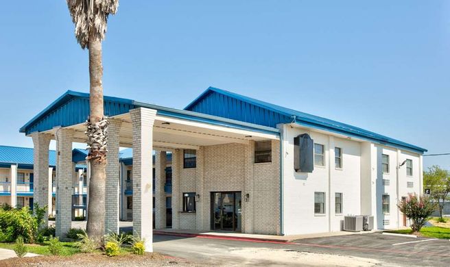 Super 8 by Wyndham Victoria TX Exterior