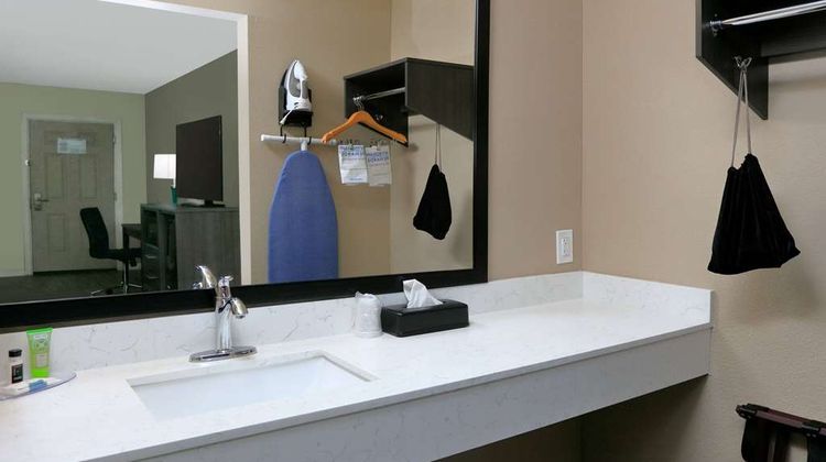 Super 8 by Wyndham Victoria TX Room