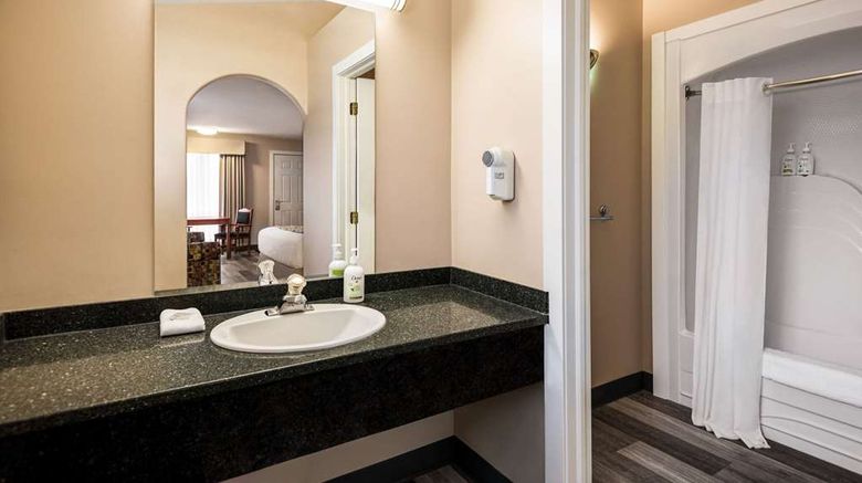 <b>Baymont by Wyndham Hinton Room</b>. Images powered by <a href="https://iceportal.shijigroup.com/" title="IcePortal" target="_blank">IcePortal</a>.