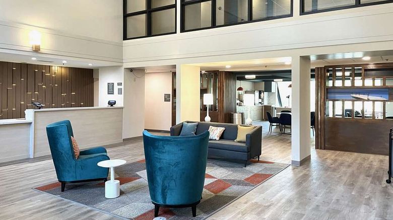 <b>Comfort Inn & Suites NW Milwaukee Lobby</b>. Images powered by <a href="https://iceportal.shijigroup.com/" title="IcePortal" target="_blank">IcePortal</a>.