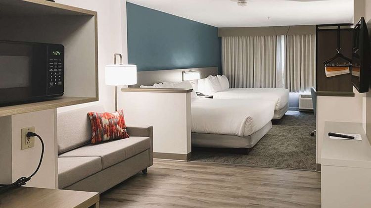 Comfort Inn & Suites NW Milwaukee Room