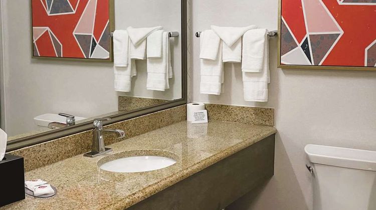 Comfort Inn & Suites NW Milwaukee Room
