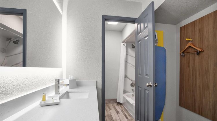 Days Inn by Wyndham Gatesville Room