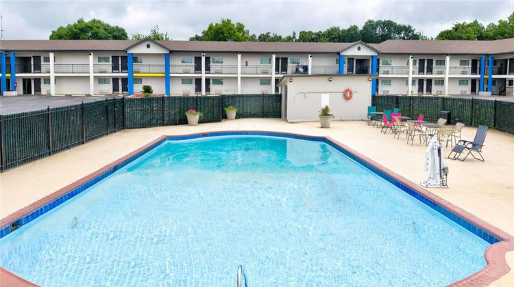 Days Inn by Wyndham Gatesville Pool