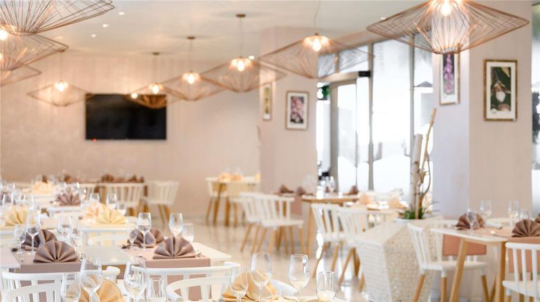 <b>Moevenpick Resort and Spa Fruske Terme Restaurant</b>. Images powered by <a href="https://iceportal.shijigroup.com/" title="IcePortal" target="_blank">IcePortal</a>.