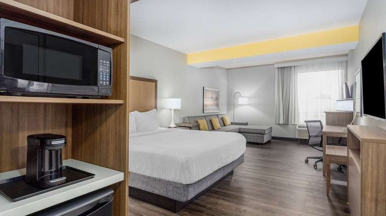 <b>La Quinta Inn & Stes by Wyndham Valdosta Suite</b>. Images powered by <a href="https://iceportal.shijigroup.com/" title="IcePortal" target="_blank">IcePortal</a>.