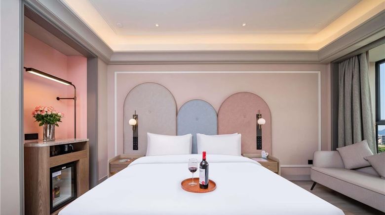 <b>Mercure Guangzhou Baiyun Int'l Airport Room</b>. Images powered by <a href="https://iceportal.shijigroup.com/" title="IcePortal" target="_blank">IcePortal</a>.