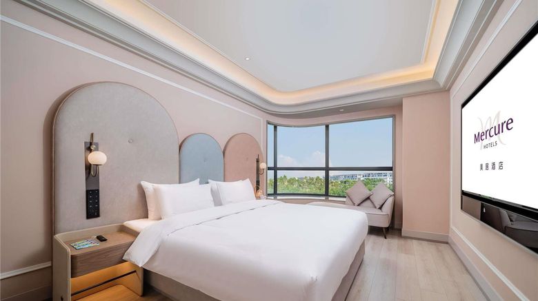 <b>Mercure Guangzhou Baiyun Int'l Airport Suite</b>. Images powered by <a href="https://iceportal.shijigroup.com/" title="IcePortal" target="_blank">IcePortal</a>.