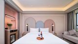 <b>Mercure Guangzhou Baiyun Int'l Airport Room</b>. Images powered by <a href="https://iceportal.shijigroup.com/" title="IcePortal" target="_blank">IcePortal</a>.