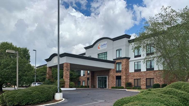 <b>Comfort Inn & Suites Columbus North Exterior</b>. Images powered by <a href="https://iceportal.shijigroup.com/" title="IcePortal" target="_blank">IcePortal</a>.
