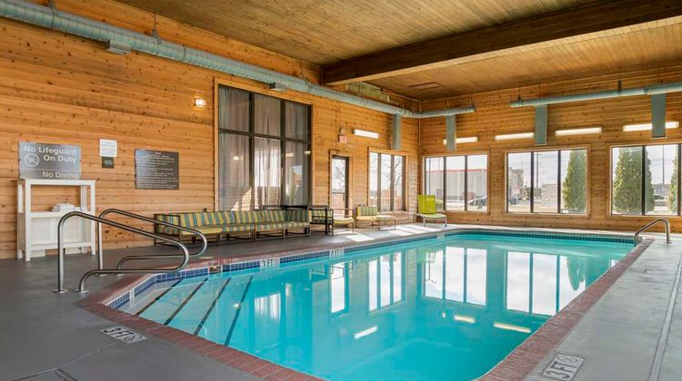Comfort Inn & Suites North Toledo Pool