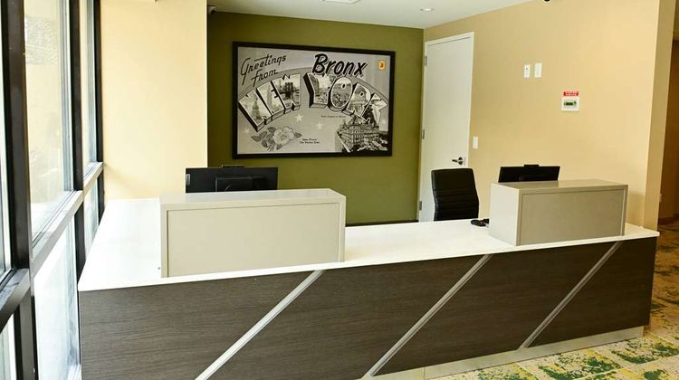 Super 8 Wyndham Bronx Botanical Garden Lobby