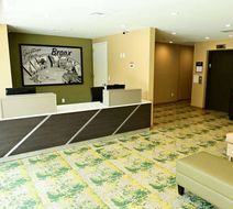 Super 8 Wyndham Bronx Botanical Garden Lobby