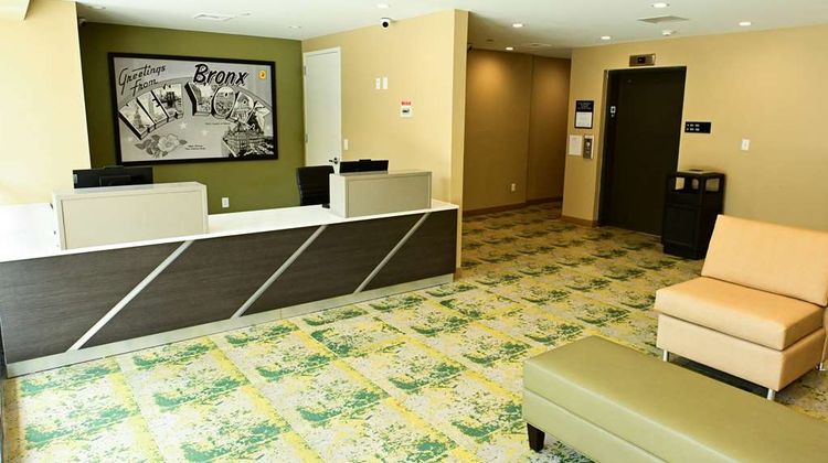 Super 8 Wyndham Bronx Botanical Garden Lobby